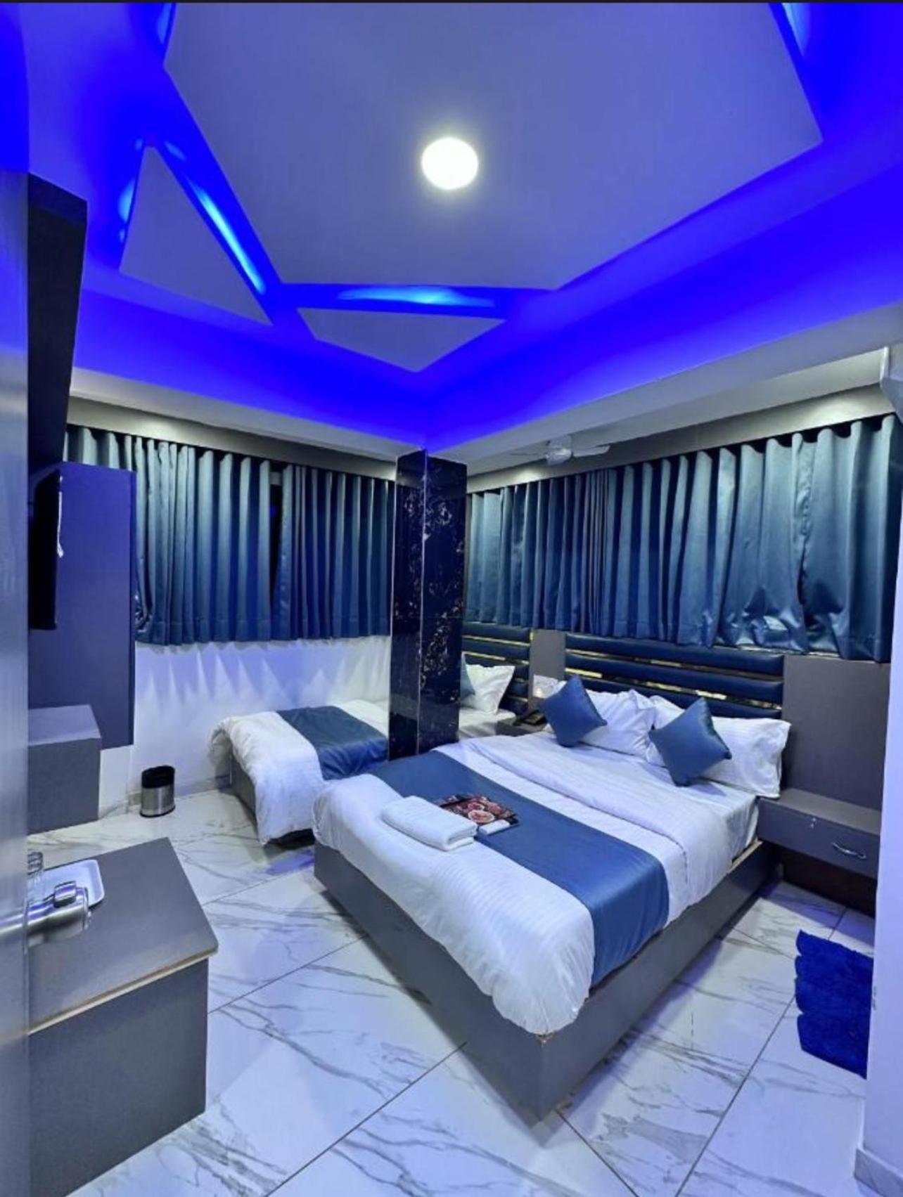 Hotel Season Ahmedabad Bagian luar foto