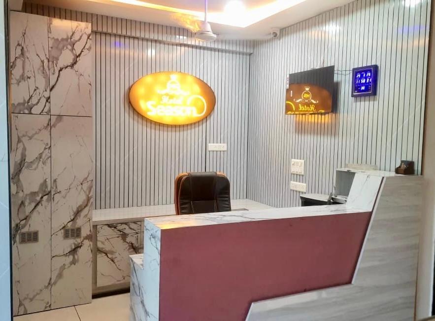 Hotel Season Ahmedabad Bagian luar foto