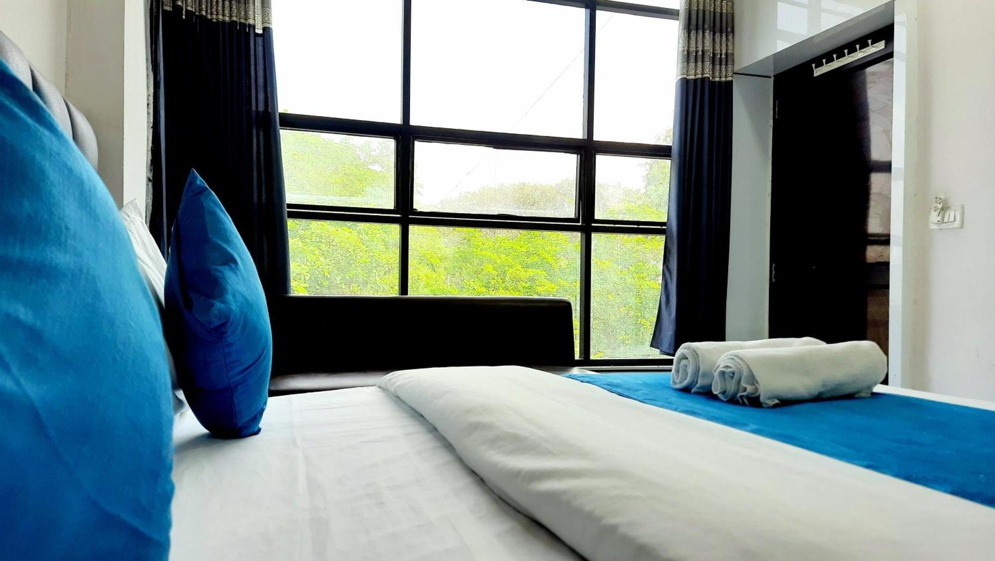 Hotel Season Ahmedabad Bagian luar foto