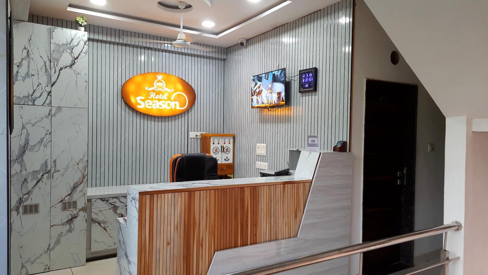 Hotel Season Ahmedabad Bagian luar foto