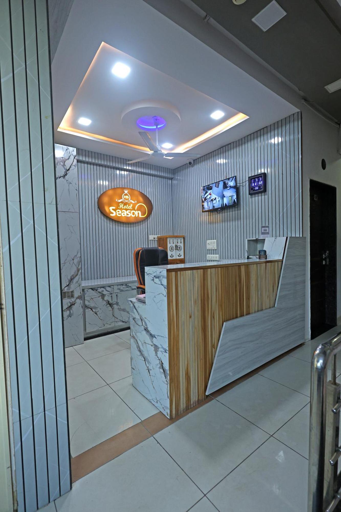 Hotel Season Ahmedabad Bagian luar foto